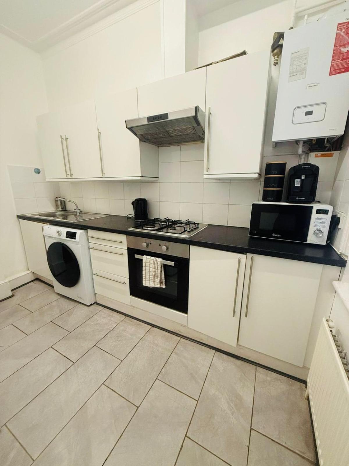 Cricklewood Broadway Guest Home London Room photo