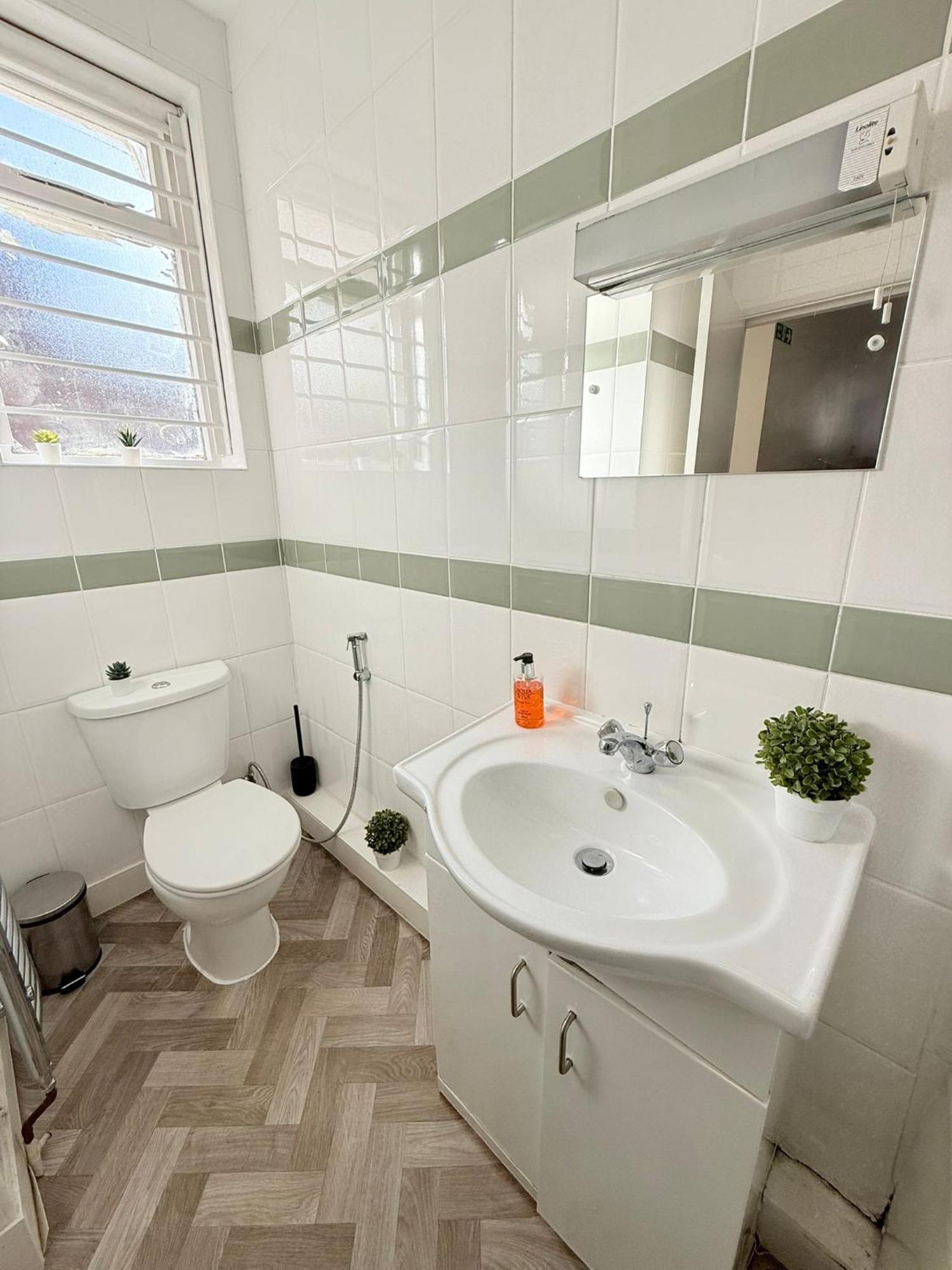 Cricklewood Broadway Guest Home London Room photo
