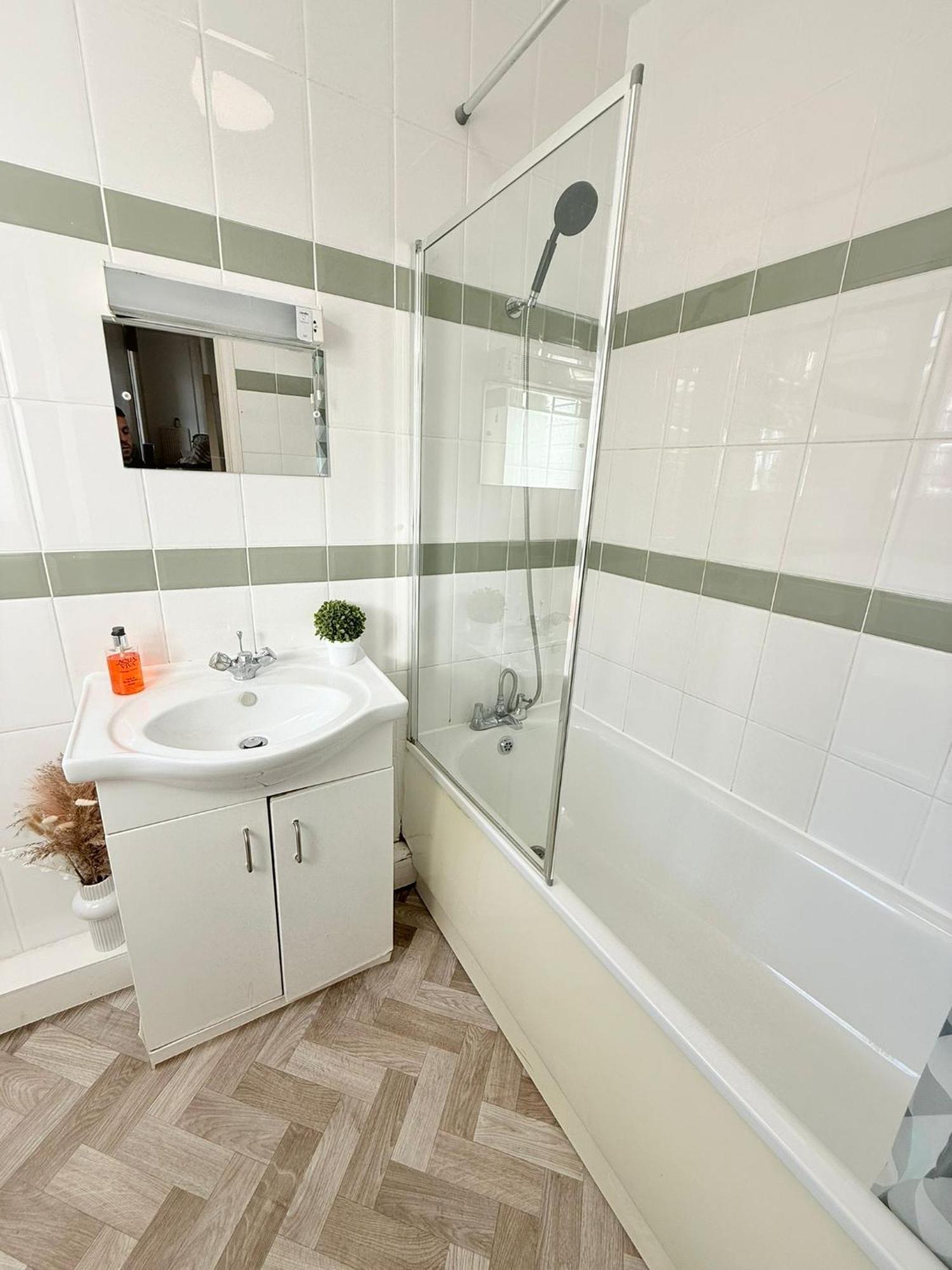 Cricklewood Broadway Guest Home London Exterior photo